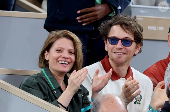 Mélanie Thierry et son compagnon le chanteur Raphaël dans les tribunes lors des Internationaux de France de Tennis de Roland Garros 2025, à Paris, France, le 4 juin 2025. © Jacovides-Moreau/Bestimage