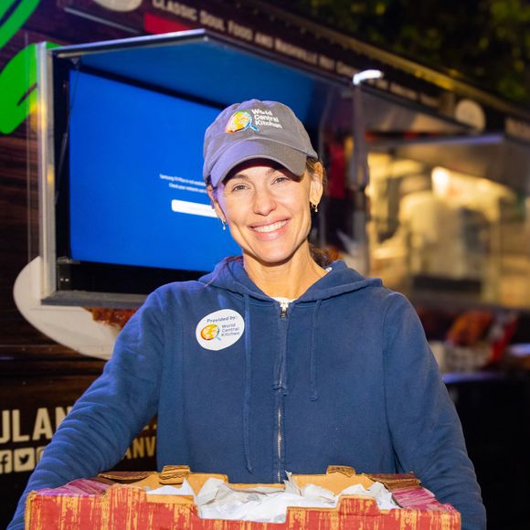 Jennifer Garner apporte son aide en participant à la World Central Kitchen qui sert des repas aux victimes des feux en Californie