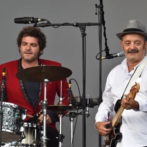 La famille Chedid (Louis, Matthieu, Joseph et Anna Chedid) réunie pour un concert lors de la Fête de l'Humanité 2015 dans le Parc de la Courneuve à Paris, le 13 septembre 2015.