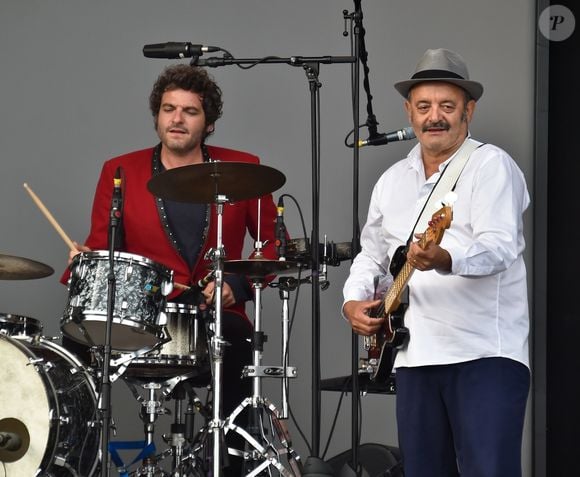 La famille Chedid (Louis, Matthieu, Joseph et Anna Chedid) réunie pour un concert lors de la Fête de l'Humanité 2015 dans le Parc de la Courneuve à Paris, le 13 septembre 2015.