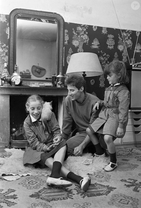 Il a deux filles, Marie et Charlotte, issues de son premier mariage avec Hélène, dont il n’a jamais divorcé.

Archive -  Hugues Aufray - En France, à Paris, Hugues AUFRAY chez lui, dans son appartement, assis par terre, entouré par ses filles, Charlotte 5 ans et Marie 10 ans