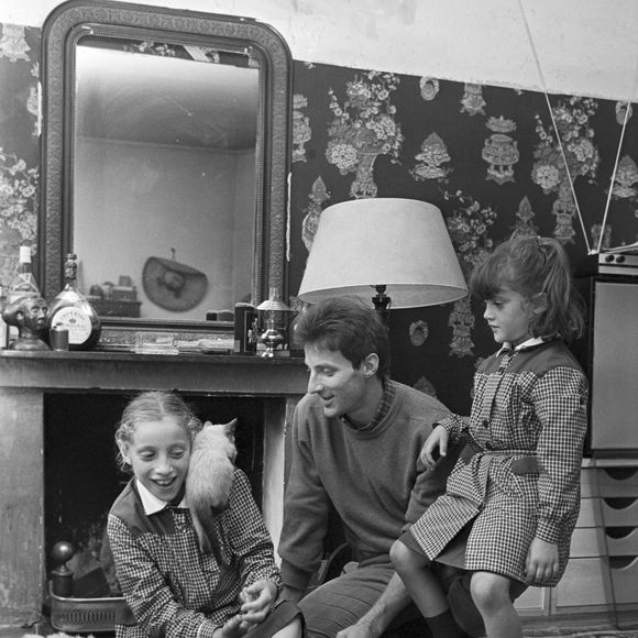 Il a deux filles, Marie et Charlotte, issues de son premier mariage avec Hélène, dont il n’a jamais divorcé.

Archive -  Hugues Aufray - En France, à Paris, Hugues AUFRAY chez lui, dans son appartement, assis par terre, entouré par ses filles, Charlotte 5 ans et Marie 10 ans