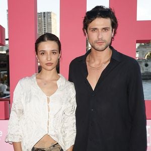Carmen Kassovitz (fille de Mathieu Kassovitz) et Baptiste Masseline - Photocall Prime Video "Elle" Summer Party au Noti Club à Paris le 6 juillet 2026. © Coadic Guirec/Bestimage
