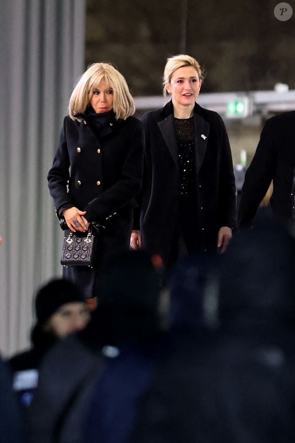 Brigitte Macron, Julie Gayet, François Hollande - Arrivées à la cérémonie de réouverture de la cathédrale Notre-Dame de Paris, le 7 décembre 2024.© Agence / Bestimage