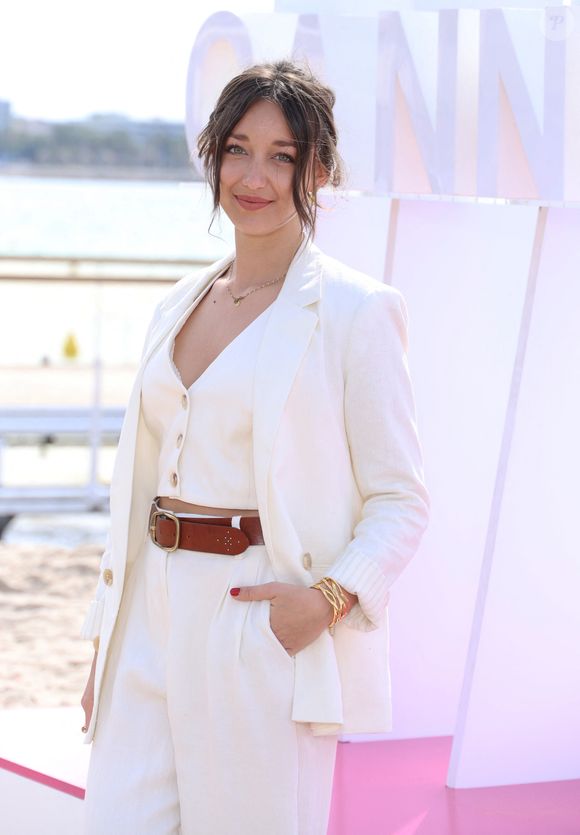 Zoi Severin - Photocall de "Ici tout commence" lors du 7ème festival international Canneséries à Cannes, le 6 avril 2024. 
© Denis Guignebourg / Bestimage