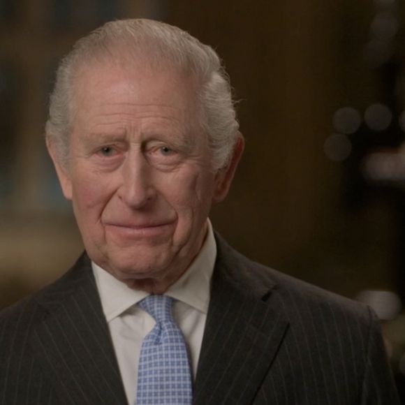 Le roi Charles III d'Angleterre souhaite un joyeux Noël à ses compatriotes depuis la chapelle de l'abbaye de Westminster. Photo par JLPPA / Bestimage
