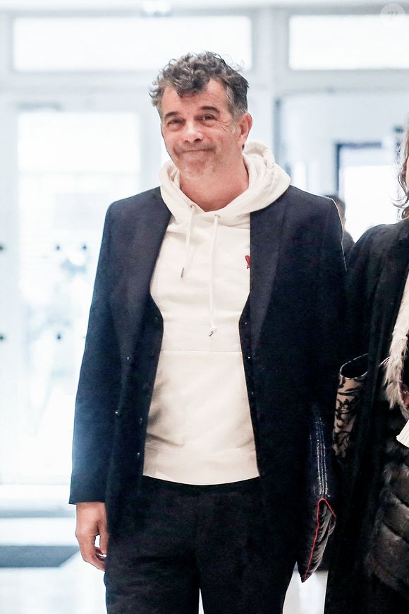 Stéphane Plaza arrive pour le verdict de son procès pour violences sur deux anciennes compagnes, à Paris, France, le 18 février 2025. L'agent immobilier de 54 ans est jugé pour "violences physiques et/ou psychologiques habituelles par concubin" entre 2018 et 2022 sur une ancienne compagne, Amandine, ainsi que pour "violences psychologiques habituelles par concubin" sur Paola, entre 2021 et 2022. Stéphane Plaza reconnu coupable de "violences habituelles par concubin" et condamné à 12 mois de prison avec sursis. © Chrstophe Clovis/Bestimage
