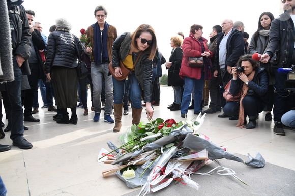 Les familles et les proches des victimes de l'accident d'hélicoptère, survenu lors du tournage en Argentine du jeu d'aventure "Dropped", se sont réunis pour rendre hommage aux disparus et réclamer justice sur l'Esplanade du Trocadéro à Paris, France, le 11 mars 2017. © Lionel Urman/Bestimage