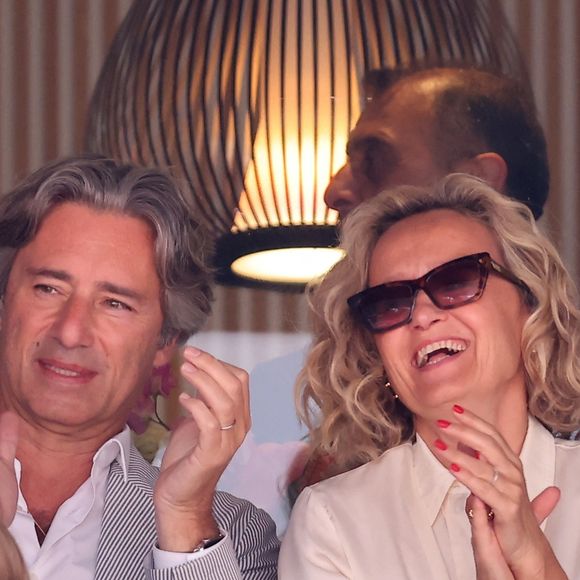 Laurent Solly et sa femme Caroline Roux - Célébrités dans les tribunes de la finale homme des Internationaux de France de tennis de Roland Garros 2024 à Paris le 9 juin 2024. © Jacovides-Moreau/Bestimage