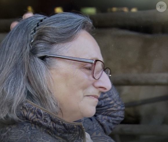 En pleurs, elle va alors partager son intention de partir et quitter l'aventure de manière précoce.

Sylvie en pleurs dans L'amour est dans le pré