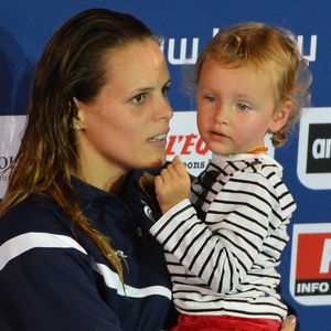 Elle est devenue maman pour la première fois en pleine carrière.

Laure Manaudou et sa fille Manon lors des Championnats d'Europe de natation courte distance à Chartres, France, le 24 novembre 2012. Photo de Christian Liewig/ABACAPRESS.COM