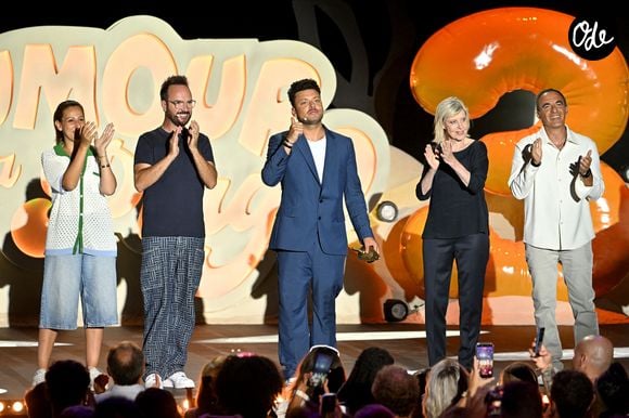 Plusieurs visages emblématiques de la télévision participent également à des séquences humoristiques.

Nash, Jarry, Kev Adams, Chantal Ladesou et Nikos Aliagas durant l'enregistrement de la première soirée de "L'humour à la plage" pour la 3ème édition du festival de Juan les Pins à la pinède Gould le 26 juin 2026.  © Bebert-Tribeca/Bestimage