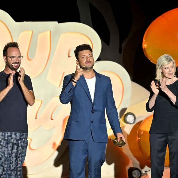 Plusieurs visages emblématiques de la télévision participent également à des séquences humoristiques.

Nash, Jarry, Kev Adams, Chantal Ladesou et Nikos Aliagas durant l'enregistrement de la première soirée de "L'humour à la plage" pour la 3ème édition du festival de Juan les Pins à la pinède Gould le 26 juin 2026.  © Bebert-Tribeca/Bestimage