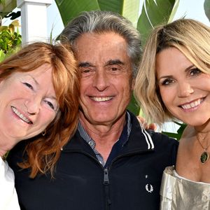 Exclusif -  Muriel Mayette-Holtz, la directrice du Théâtre de Nice, son mari Gérard Holtz et Laura Tenoudji Estrosi qui a présenté son septième guide des adresses incontournables de Nice sur la Plage du Negresco à Nice, le 28 juin 2024. © Bruno Bebert/Bestimage