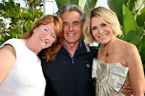 Exclusif -  Muriel Mayette-Holtz, la directrice du Théâtre de Nice, son mari Gérard Holtz et Laura Tenoudji Estrosi qui a présenté son septième guide des adresses incontournables de Nice sur la Plage du Negresco à Nice, le 28 juin 2024. © Bruno Bebert/Bestimage