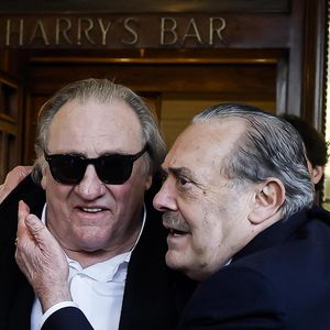 Gérard Depardieu et le paparazzi Rino Barillari se réconcilient au "Harry's Bar" à Rome le 19 janvier 2026. C'est au même endroit, le 21 mai 2024 que les deux hommes se sont accrochés. Gérard Depardieu aurait frappé le photographe à trois reprises au visage car ce dernier avait bousculé la compagne de Gérard Depardieu pour faire une série de photos. Après cet incident, les plaintes ont fusé de toute part....mais les images montrent que les deux hommes ont trouvé un terrain d'entente.
Zuma Press / Bestimage
