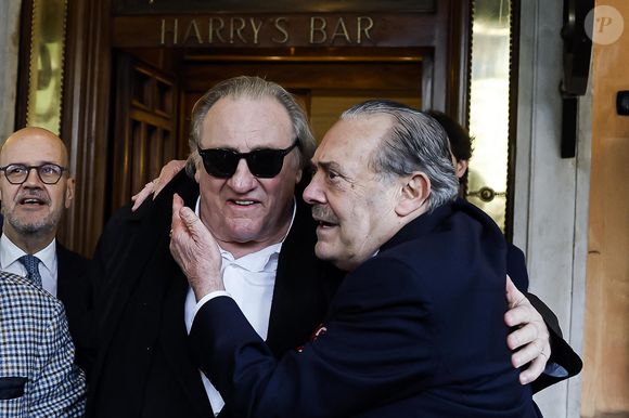 Gérard Depardieu et le paparazzi Rino Barillari se réconcilient au "Harry's Bar" à Rome le 19 janvier 2026. C'est au même endroit, le 21 mai 2024 que les deux hommes se sont accrochés. Gérard Depardieu aurait frappé le photographe à trois reprises au visage car ce dernier avait bousculé la compagne de Gérard Depardieu pour faire une série de photos. Après cet incident, les plaintes ont fusé de toute part....mais les images montrent que les deux hommes ont trouvé un terrain d'entente.
Zuma Press / Bestimage