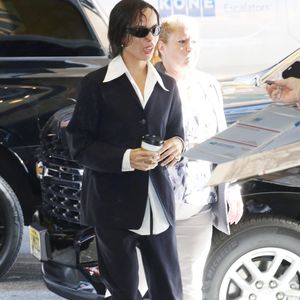 Le summum du chic ? Le modèle "Dune" signé "The Row" à 780€. Avec son design minimaliste, cette paire s’est imposée comme le "Saint Graal" du vestiaire estival.
Zoe Kravitz aperçue à CBS Mornings à New York pour la promotion de son nouveau film "Caught Stealing".
© Backgrid USA / Bestimage