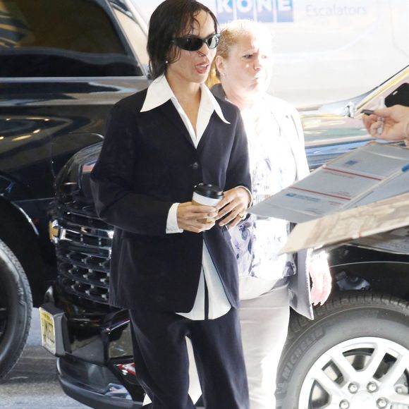 Le summum du chic ? Le modèle "Dune" signé "The Row" à 780€. Avec son design minimaliste, cette paire s’est imposée comme le "Saint Graal" du vestiaire estival. 

Zoe Kravitz aperçue à CBS Mornings à New York pour la promotion de son nouveau film "Caught Stealing".

© Backgrid USA / Bestimage