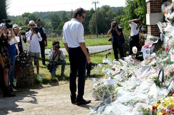 Anthony Delon et son demi-frère Alain-Fabien découvrent les hommages devant les grilles de la propriété de Douchy, quelques heures avant les obsèques de leur père, A.Delon, le 24 août 2024. Décédé le 18 août 2024, l'acteur a rendu son dernier souffle, entouré des siens dans sa propriété de Douchy, où il sera inhumé, le 24 août 2024 vers 17 heures dans une chapelle, construite il y a une vingtaine d'années.