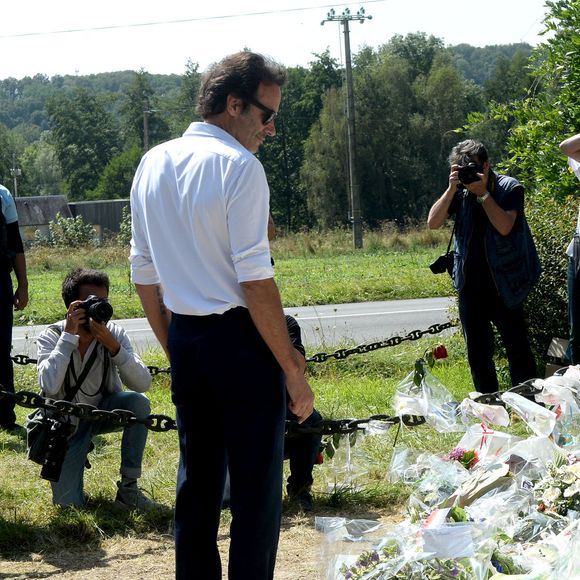 Anthony Delon et son demi-frère Alain-Fabien découvrent les hommages devant les grilles de la propriété de Douchy, quelques heures avant les obsèques de leur père, A.Delon, le 24 août 2024. Décédé le 18 août 2024, l'acteur a rendu son dernier souffle, entouré des siens dans sa propriété de Douchy, où il sera inhumé, le 24 août 2024 vers 17 heures dans une chapelle, construite il y a une vingtaine d'années.