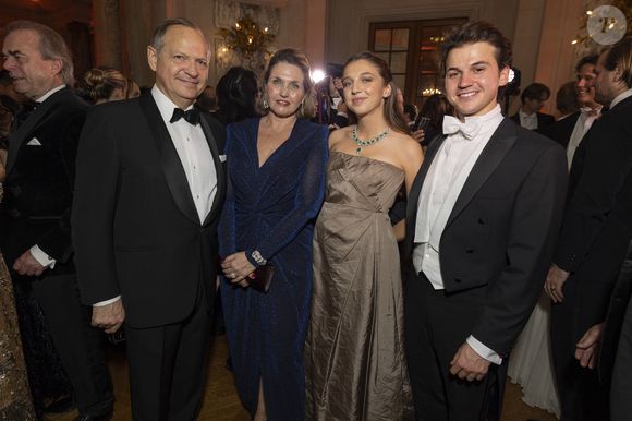 Exclusif - Almudena Dailly d’Orléans ( robe Christian Dior Haute Couture ) et son cavalier Diego Dailly d’Orléans et la princesse Adélaïde d’Orléans et Pierre-Louis Dailly - Défilé au Bal 2025 des débutantes à l’hôtel Shangri-La Paris le 29 novembre 2025. Le Bal / Moreau / Borde / Bestimage