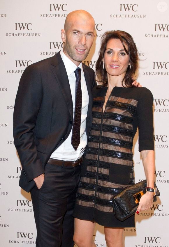 Avec sa femme Véronique, ils sont les parents de quatre fils.
Zinedine Zidane Véronique Fernandez assistant à l'événement de gala Top Gun d'IWC Schaffhausen lors du 22e Salon de la Haute Joaillerie SIHH au Palais des Expositions Palexpo à Genève, Suisse, le 17 janvier 2012. Photo Goran Gajanin/Action Press/ABACAPRESS.COM