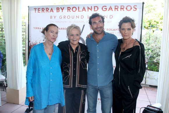 Martin Kretz, membre incontournable de la famille de l'émission immobilière L'Agence, ou encore Carole Bouquet ont aussi partagé ce grand moment dans la carrière d'Anne Le Nen.

Exclusif - Carole Bouquet, Muriel Robin, Martin Kretz et Anne Le Nen - Présentation du Collier " Terra by Roland Garros " créé par Anne Le Nen, Présidente de Ground Legend, au restaurant Laurent à Paris, France le 22 Mai 2026.

© Bertrand Rindoff/Bestimage
