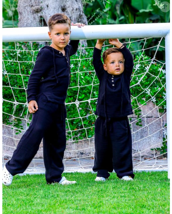 Visiblement dépitée et au bord de la crise de nerfs, on découvre Nabilla dans une voiture avec ses deux fils. Elle explique : "Alors là, on est dans la voiture prêts à partir et qui a oublié son passeport ?", "Papa !", répond Milann.

Nabilla et Thomas Vergara en vacances de luxe en Turquie avec leurs fils Milann et Leyann.