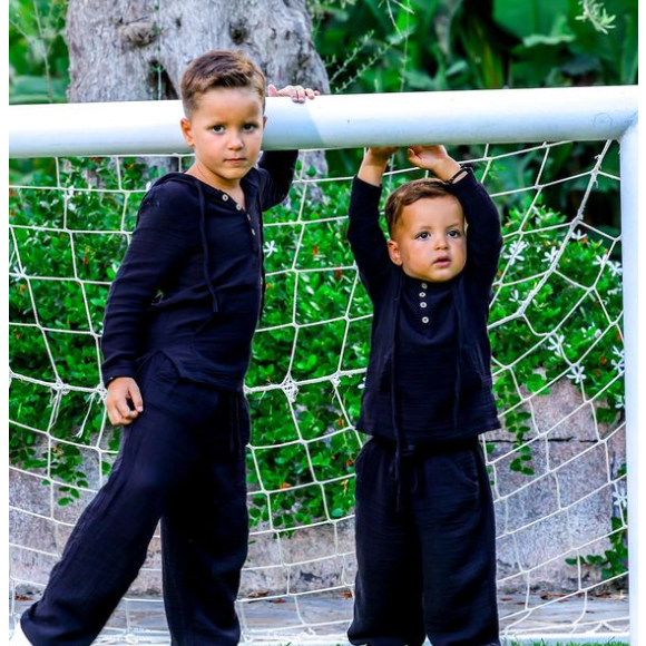 Visiblement dépitée et au bord de la crise de nerfs, on découvre Nabilla dans une voiture avec ses deux fils. Elle explique : "Alors là, on est dans la voiture prêts à partir et qui a oublié son passeport ?", "Papa !", répond Milann.

Nabilla et Thomas Vergara en vacances de luxe en Turquie avec leurs fils Milann et Leyann.