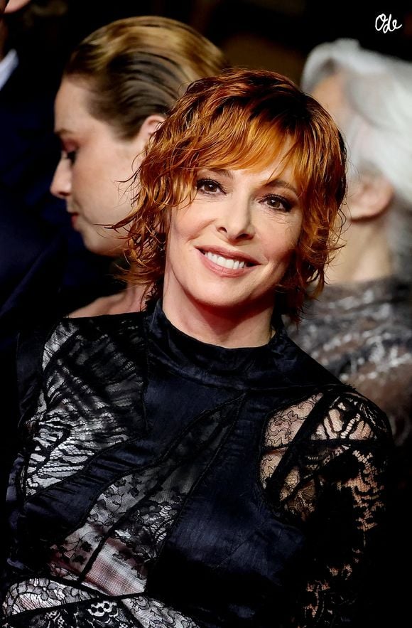 Le coiffeur avait ensuite expliqué que la teinte flamboyante reposait sur un jeu subtil de trois nuances travaillées en dégradé de lumière.

Mylène Farmer - Montée des marches du film "Dalloway" lors du 78ème Festival International du Film de Cannes, le 15 mai 2025.

© Jacovides-Moreau / Bestimage