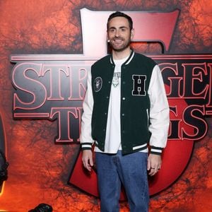 Camille Combal, Mayer, Ethan, Lou Videau et Léo de Secret Story ont foulé le tapis rouge. Tous étaient venus habillés dans le thème Stranger Things pour l’occasion.

Camille Combal - Avant-première de la série "Stranger Things'" Saison 5 au Grand Rex à Paris le 18 novembre 2025. © Denis Guignebourg/Bestimage