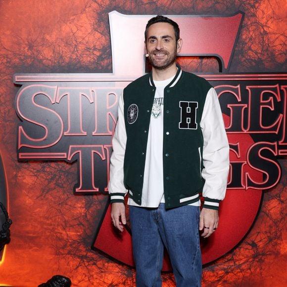 Camille Combal, Mayer, Ethan, Lou Videau et Léo de Secret Story ont foulé le tapis rouge. Tous étaient venus habillés dans le thème Stranger Things pour l’occasion.

Camille Combal - Avant-première de la série "Stranger Things'" Saison 5 au Grand Rex à Paris le 18 novembre 2025. © Denis Guignebourg/Bestimage