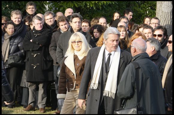 Mireille Darc, Alain MIREILLE DARC, ALAIN DELON, MATHILDE SEIGNER, FABIEN ONTENIENTE ET ANTHONY DELON - FUNERAILLES DU REALISATEUR CLAUDE BERRI AU CIMETIERE COMMUNAL DE BAGNEUX