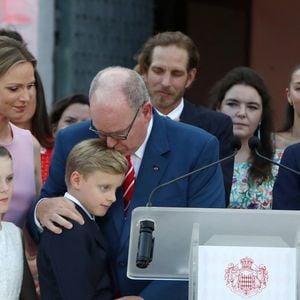 et Jacques, prince héréditaire

Charlotte Casiraghi, Prince Albert II de Monaco, Andrea Casiraghi, Prince Jacques Grimaldi, Princesse (princesse) Gabriella Grimaldi, Princesse (princesse) Charlene de Monaco, Louis Ducruet, lors de la célébration des 20 ans de règne du Prince Albert II de Monaco, sur la place du Palais à Monte, Carlo, Monaco, le 19 juillet 2025. Cyril Dodergny/Nice Matin/Bestimage