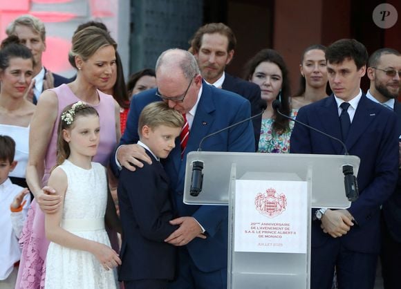 et Jacques, prince héréditaire

Charlotte Casiraghi, Prince Albert II de Monaco, Andrea Casiraghi, Prince Jacques Grimaldi, Princesse (princesse) Gabriella Grimaldi, Princesse (princesse) Charlene de Monaco, Louis Ducruet, lors de la célébration des 20 ans de règne du Prince Albert II de Monaco, sur la place du Palais à Monte, Carlo, Monaco, le 19 juillet 2025. Cyril Dodergny/Nice Matin/Bestimage
