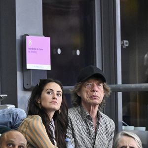 Mick Jagger et sa compagne Melanie Hamrick assistent aux épreuves d'athlétisme lors des Jeux Olympiques de Paris2024 (JO), le 8 août 2024. 
© Perusseau-Jacovides / Bestimage