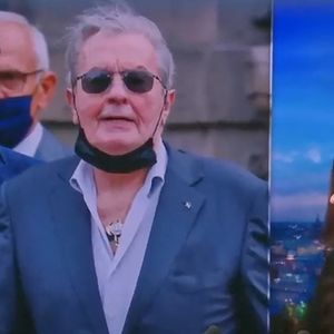 Captures d'écran d'Anouchka Delon qui a pris la parole face aux dernières accusations de son frère, Anthony sur le plateau du JT de Audrey Crespo-Mara sur TF1 le 7 janvier 2023.
Une famille qui se déchire. Depuis maintenant quatre jours, une guerre entre Anouchka et Anthony Delon a éclaté. Ce jeudi 4 janvier, dans les colonnes de Paris Match, Anthony Delon a déclaré avoir posé une main courante contre sa soeur. Il lui reproche d'avoir dissimulé l'état de santé de leur père, Alain Delon, qui aurait passé des tests et ne serait plus lucide : "Elle nous a caché ces résultats pour des intérêts personnels", s'était-il exclamé. Face à ces accusations, Anouchka Delon a porté plainte pour diffamation, dénonciation calomnieuse, menace et harcèlement.
Mais cela ne s'arrête pas là. Vendredi dernier, Anthony Delon a accusé sa soeur d'encourager leur père à quitter la France pour aller vivre en Suisse. Et d'après lui, les raisons sont purement fiscales. "La crainte de ma soeur, c’est qu’il soit redéfini comme citoyen français", a-t-il précisé. Invitée sur le plateau de TF1 dans le journal de 20h, Anouchka Delon a pris la parole ce dimanche 7 janvier pour répondre à ces attaques. "Depuis l'AVC de mon père, mes frères et moi avions accès aux mêmes informations, je ne vois pas pourquoi j'aurais dissimulé ce genre d'informations, cela lui appartient. Tout ce qui sort dans la pesse ou à la télévision lui appartient. Je n'ai pas menti, je n'avais pas accès à ces informations", a-t-elle affirmé.