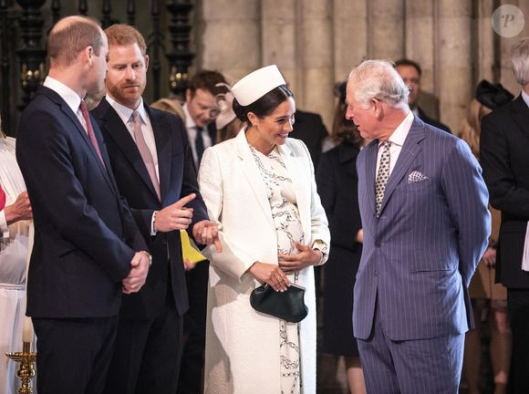 Le roi Charles III discutant avec la duchesse de Sussex et le duc de Sussex et le prince de Galles alors qu'ils assistent au service du Commonwealth à l'abbaye de Westminster, à Londres. © PA Photos/ABACA