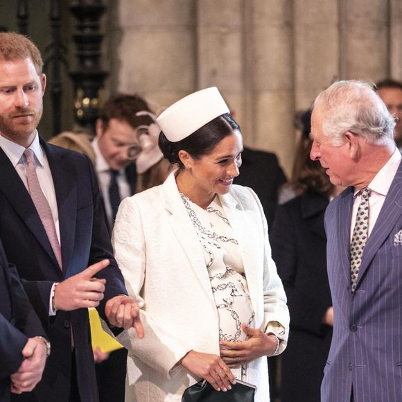 Le roi Charles III discutant avec la duchesse de Sussex et le duc de Sussex et le prince de Galles alors qu'ils assistent au service du Commonwealth à l'abbaye de Westminster, à Londres. © PA Photos/ABACA