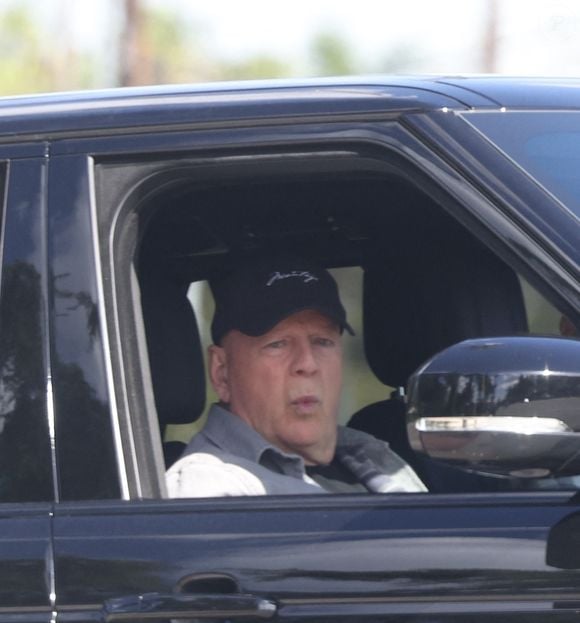 Studio City, CA - EXCLUSIF - Bruce Willis a été vu sur le siège passager, profitant d'une promenade tranquille avec son garde du corps. Willis est apparu calme et posé, profitant de l'environnement pendant le trajet.



Photo : Bruce Willis