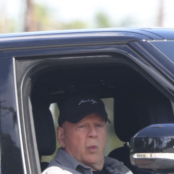 Studio City, CA - EXCLUSIF - Bruce Willis a été vu sur le siège passager, profitant d'une promenade tranquille avec son garde du corps. Willis est apparu calme et posé, profitant de l'environnement pendant le trajet.



Photo : Bruce Willis