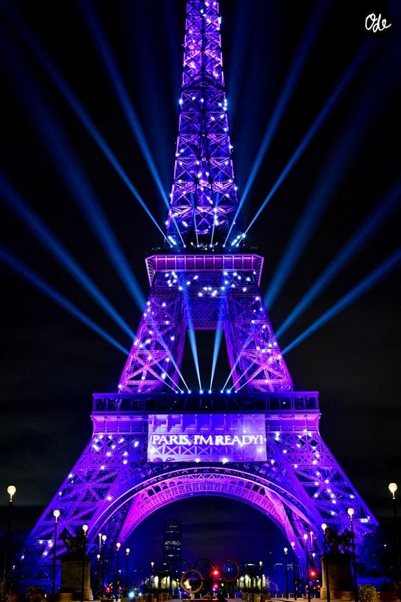 La Tour Eiffel s'est illuminée le 30 mars 2026 pour célébrer Céline Dion dont le retour sur scène se fera à Paris. 

© Anthony Ghnassia / Courtesy via Bestimage