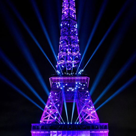 La Tour Eiffel s'est illuminée le 30 mars 2026 pour célébrer Céline Dion dont le retour sur scène se fera à Paris. 

© Anthony Ghnassia / Courtesy via Bestimage