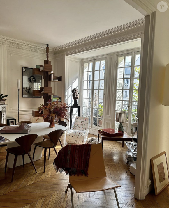 Sur Instagram, elle avait laissé les internautes jeter un coup d'œil à son grand intérieur doté de moulures au plafond, d'un superbe parquet marron foncé et de larges fenêtres sans rideaux donnant sur un petit balcon. 

Hélène Darroze, Instagram.