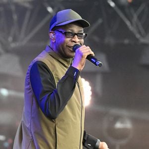 Furieux, le chanteur a lancé : « Je refuse de descendre de la scène et je vais voir si vous allez couper », dénonçant les conditions d’accueil réservées à son public.

Youssou N'Dour - Concerts lors de la fête de l'Humanité 2025 sur la base 217 au Plessis-Pâté le 13 septembre 2025. © Lionel Urman / Bestimage