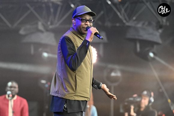 Furieux, le chanteur a lancé : « Je refuse de descendre de la scène et je vais voir si vous allez couper », dénonçant les conditions d’accueil réservées à son public.

Youssou N'Dour - Concerts lors de la fête de l'Humanité 2025 sur la base 217 au Plessis-Pâté le 13 septembre 2025. © Lionel Urman / Bestimage