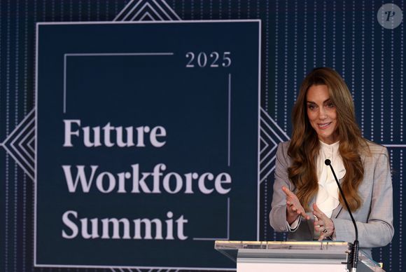 Kate Middleton a également tenu un émouvant discours.

Kate Middleton assiste au Sommet sur l'avenir du travail, organisé par la Royal Foundation et le groupe de travail des entreprises pour la petite enfance à la Salesforce Tower, dans la City de Londres, au Royaume-Uni, le 18 novembre 2025. © Thomas Krych/ZUMA Press Wire/Bestimage