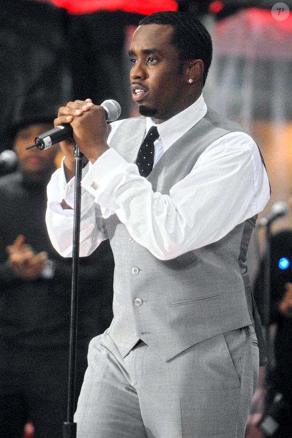 Lors du procès, elle est également revenue sur l'attitude de P.Diddy un soir où elle était à bout : "Sean est rentré et je lui ai dit que je venais de vomir et il était genre : c'est bien, tu vas te sentir mieux. On y va parce que le gars est là, le troisième gars."


Sean 'Diddy' Combs fait une apparition dans le 'Today Show' de NBC au Rockefeller Center à New York City, NY, USA le 20 octobre 2006. Photo by Dennis Van Tine/ABACAPRESS.COM