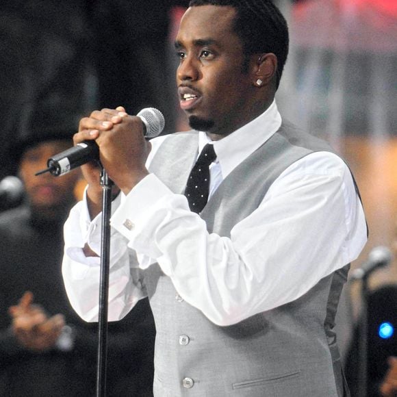 Lors du procès, elle est également revenue sur l'attitude de P.Diddy un soir où elle était à bout : "Sean est rentré et je lui ai dit que je venais de vomir et il était genre : c'est bien, tu vas te sentir mieux. On y va parce que le gars est là, le troisième gars."


Sean 'Diddy' Combs fait une apparition dans le 'Today Show' de NBC au Rockefeller Center à New York City, NY, USA le 20 octobre 2006. Photo by Dennis Van Tine/ABACAPRESS.COM